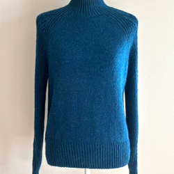 暖かさと高級感が魅力の手編み長袖セーター (青) 4枚目の画像