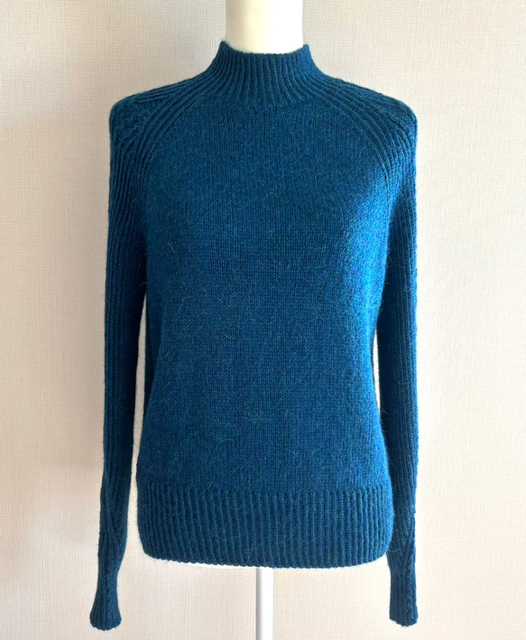 暖かさと高級感が魅力の手編み長袖セーター (青) 4枚目の画像