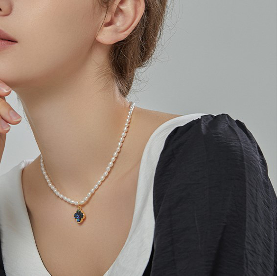 淡水パールのネックレス　アワビ貝殻　四つ葉のクローバー　シロツメクサ　真珠　淡水パール　6月の誕生石 夏の誕生石2024