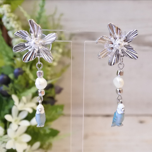 セキセイインコとフラワー＆パールのゆらゆらピアス【シルバー 