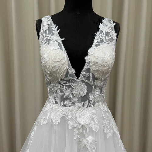 チュールスカート 花柄レースアップリケ Vネックライン