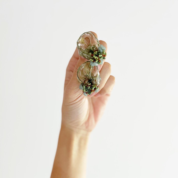glassy  khaki  カーキ　グリーン　ビーズ刺繍　レジンピアス　レジンイヤリング　金属アレルギー対応　 3枚目の画像