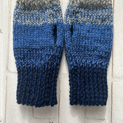 手編みの指なしハンドウォーマー　ブルー系のグラデ―ション　冬の夜空 3枚目の画像