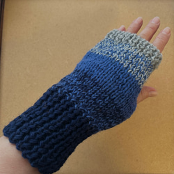 手編みの指なしハンドウォーマー　ブルー系のグラデ―ション　冬の夜空 4枚目の画像