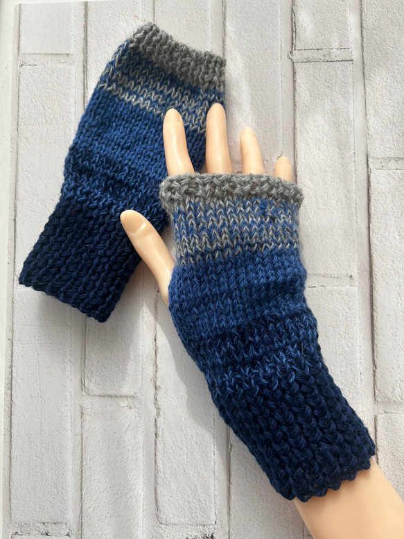 手編みの指なしハンドウォーマー　ブルー系のグラデ―ション　冬の夜空 1枚目の画像