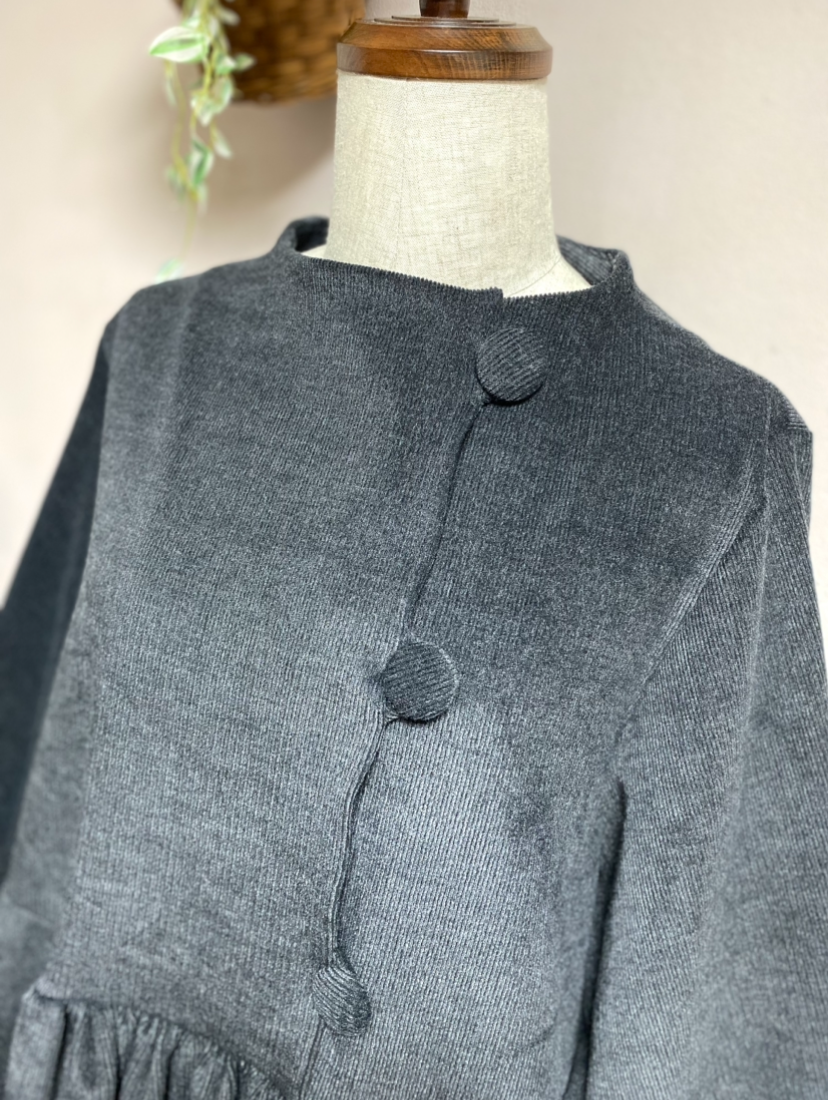 《大きいサイズ》　ストレッチコーデュロイ　ボトルネックのボタンワンピース　チャーコールグレー　ＬＬ•１３号•１５号対応