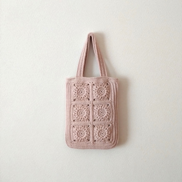 フラワーモチーフのバッグ　ベビーピンク　縦長　手編み　かぎ針編み　クロシェ　コットン　オールシーズン 2枚目の画像