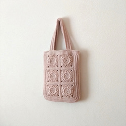 フラワーモチーフのバッグ　ベビーピンク　縦長　手編み　かぎ針編み　クロシェ　コットン　オールシーズン 3枚目の画像