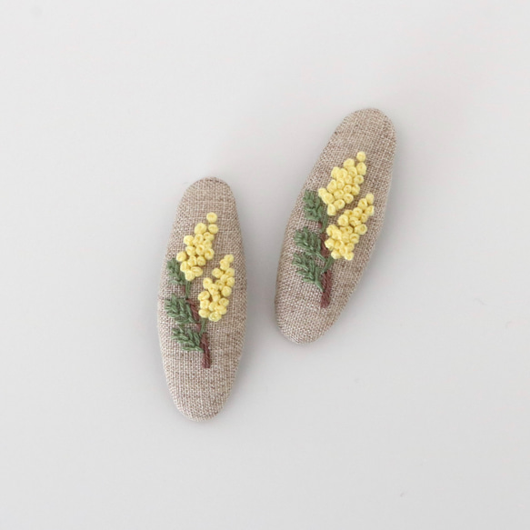 ミモザの花　手刺繍ヘアピン（ぱっちんピン） 1枚目の画像