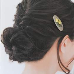 ミモザの花　手刺繍ヘアピン（ぱっちんピン） 2枚目の画像
