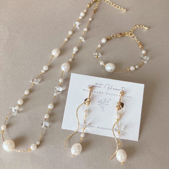 【３点セット♡】ランダムパールとクリスタルのシンプルネックレス　ブレスレット　イヤリング(ピアス)♡ 結婚式　お呼ばれ 1枚目の画像