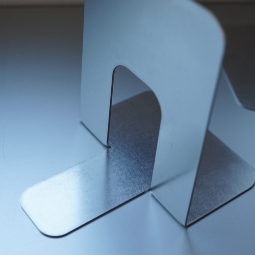 ステンレスのブックエンド 2つ1セット / 金属製 本立て ブックスタンド