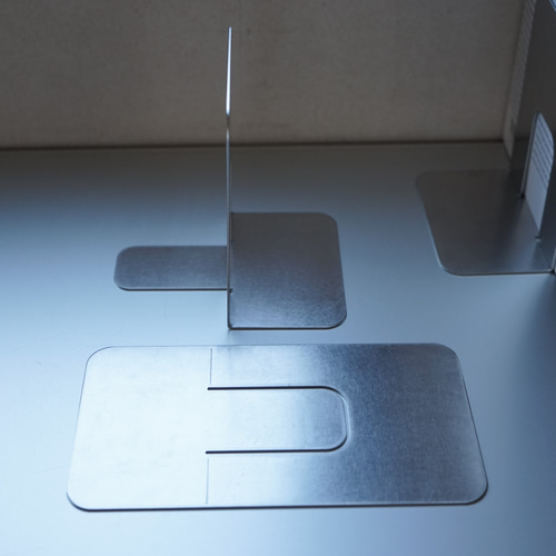 ステンレスのブックエンド 2つ1セット / 金属製 本立て ブックスタンド