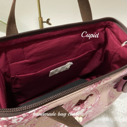 フランストワルドジュイ「ブランコに乗った少女」ピンクを使ったカパッと開閉軽量ボストンバッグ 4枚目の画像