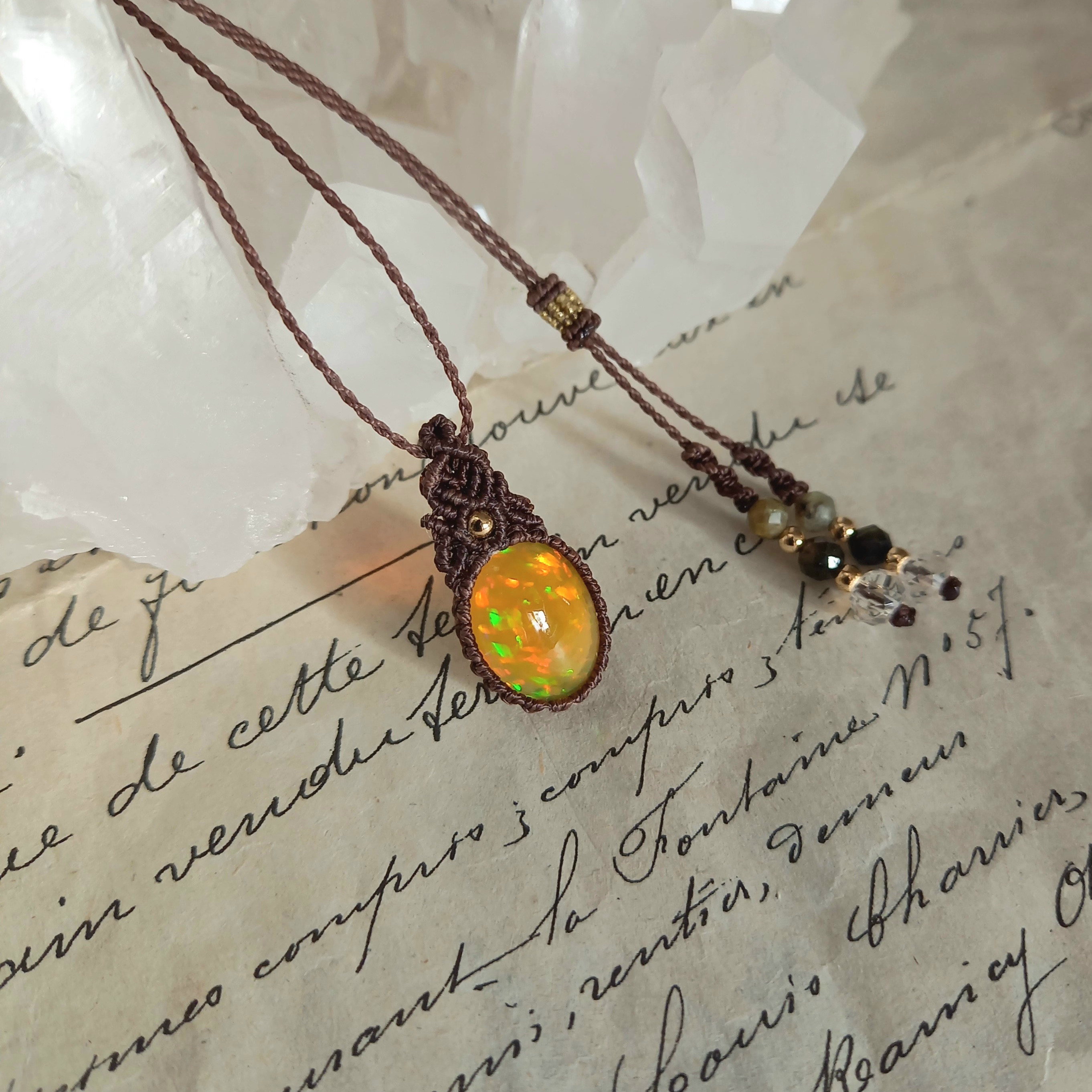 宝石質オパールのマクラメネックレス クリスタル+サンストーン+オパールのマクラメ編み 天然石