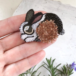 オートクチュールビーズ刺繍ブローチ　うさぎ(黒×ブロンズ) 2枚目の画像