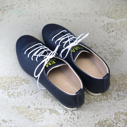 手工製作的運動鞋，包裹著一塊皮革/靛藍 第5張的照片