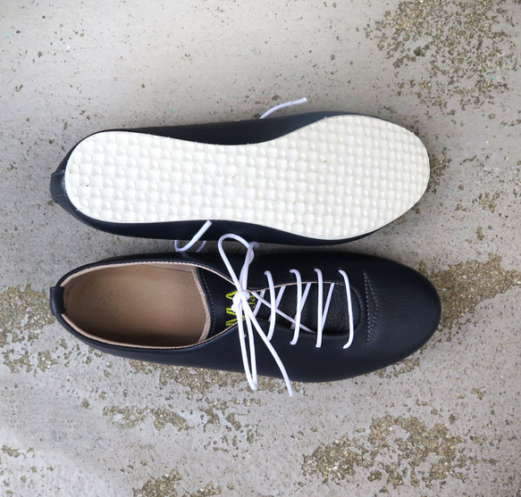 手工製作的運動鞋，包裹著一塊皮革/靛藍 第7張的照片