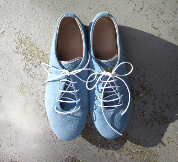 手工包覆一整塊皮革的運動鞋/天藍色&lt;絲絨&gt; 第1張的照片
