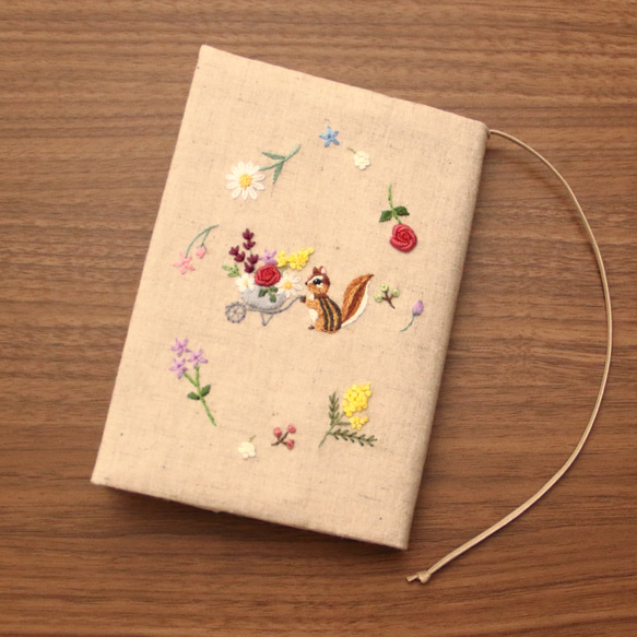 刺繍　ブックカバー　リスの花摘み　生成り　 2枚目の画像