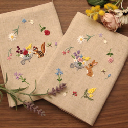 刺繍　ブックカバー　リスの花摘み　生成り　 7枚目の画像