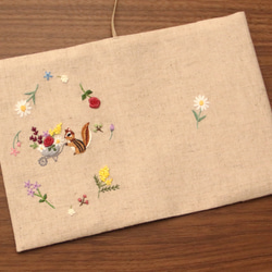 刺繍　ブックカバー　リスの花摘み　生成り　 3枚目の画像