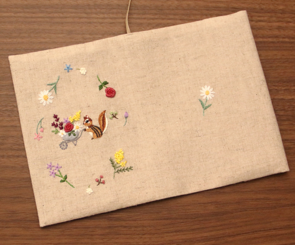 刺繍　ブックカバー　リスの花摘み　生成り　 3枚目の画像