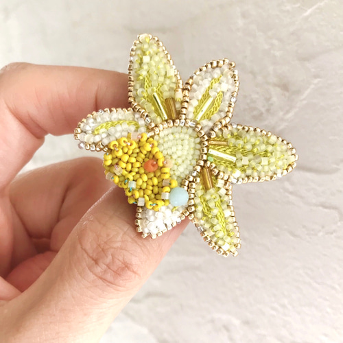no.H157 ふわふわ雲のビーズ刺繍ブローチの通販 by 花と海's