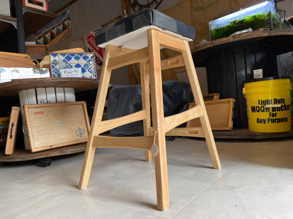 在庫あり　即納　Ok  Hotaru 椅子　キッチン　リビング　デニム　スツール　アップサイクル　家具　天然木　無垢材 3枚目の画像