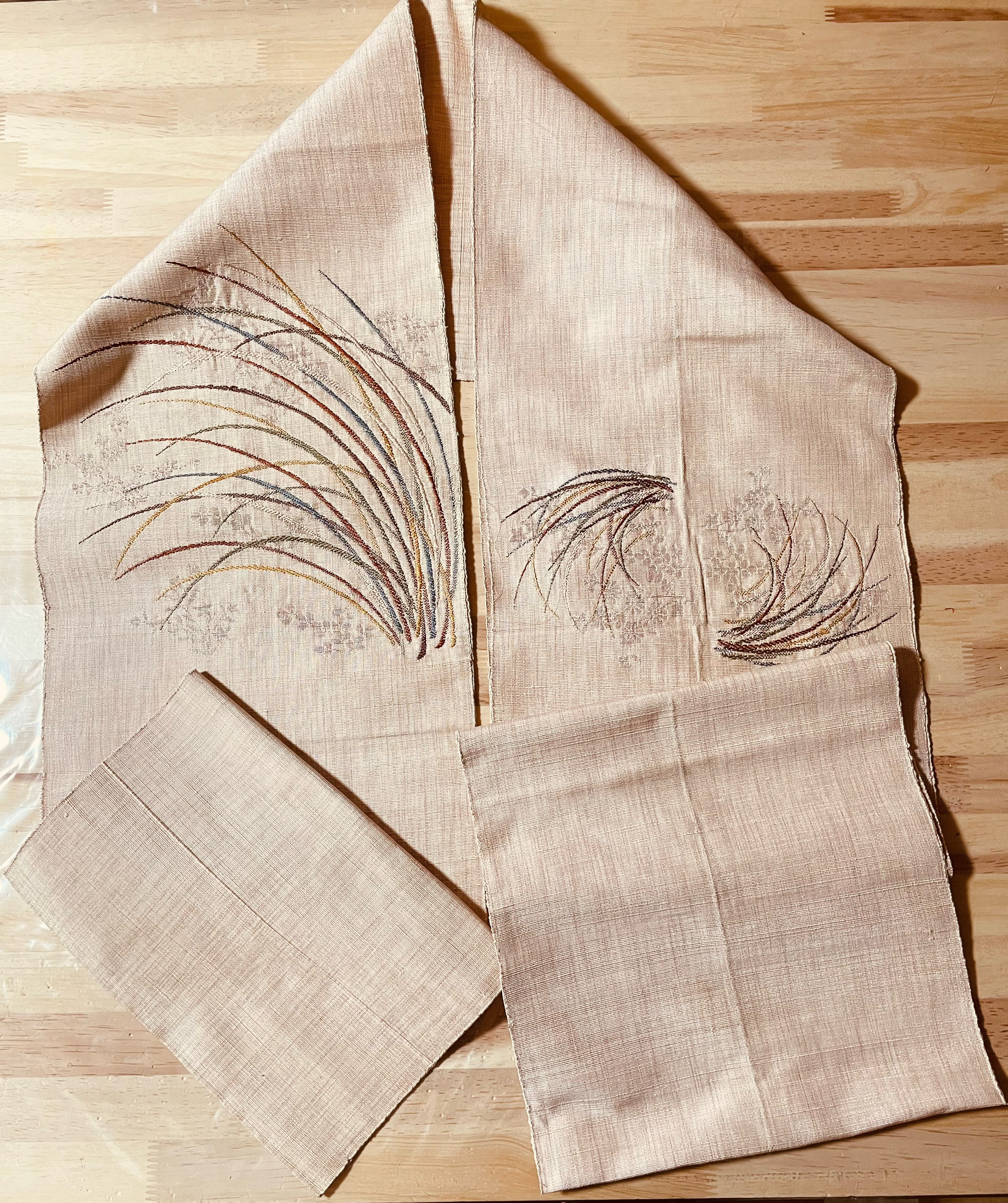 帯から掛け軸兼用テーブルセンターへリメイク