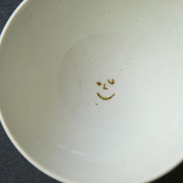 家族茶碗【陶器のご飯茶碗】ライスボウルM 笑顔のうつわ 信楽焼 ふつうサイズ 素朴な雰囲気 白土 5枚目の画像