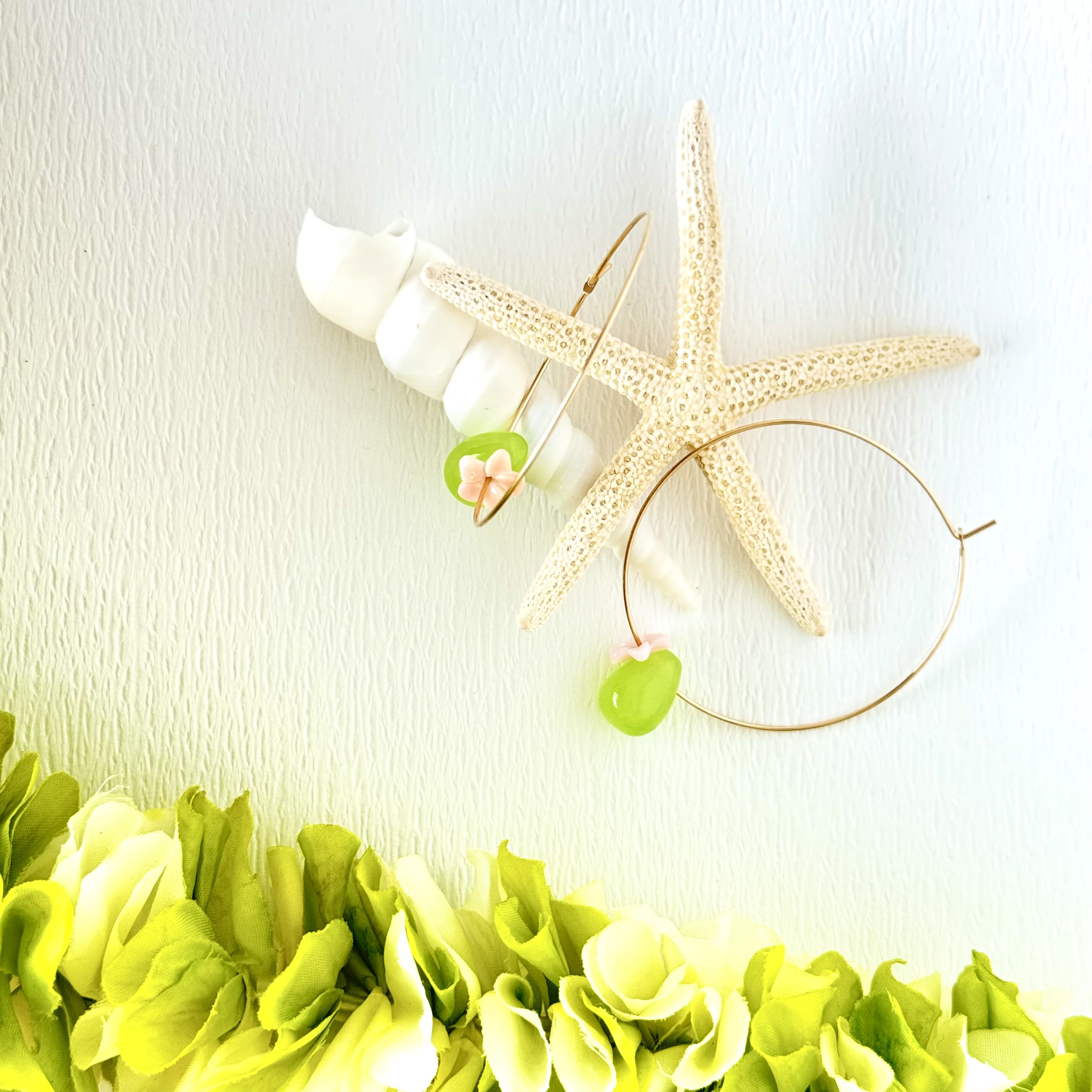 ピンクプルメリアのフープピアス