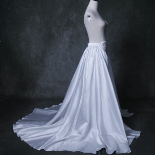 送料無料！オーバースカート オフホワイト 光沢サテン フロント  