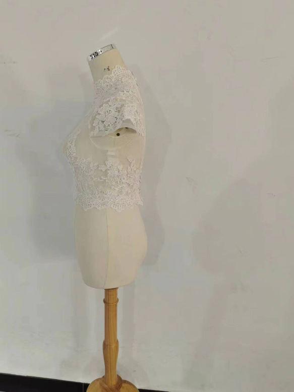 優雅的波萊羅外套 優雅的花朵蕾絲 修長的剪影 頂部覆蓋的按鈕 第3張的照片