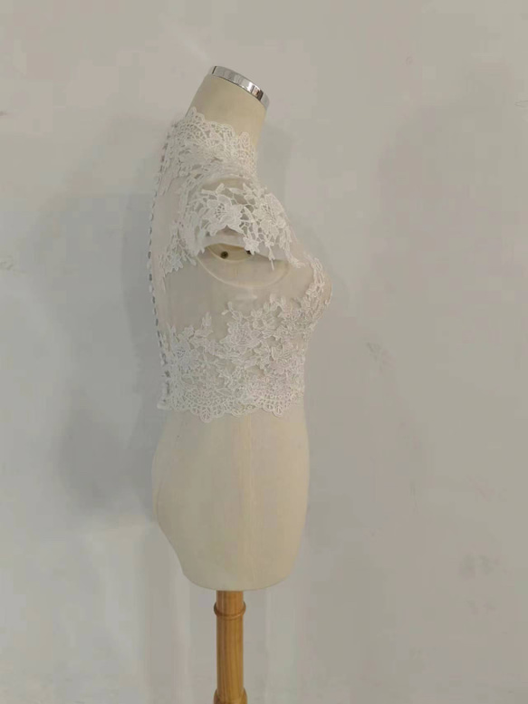 優雅的波萊羅外套 優雅的花朵蕾絲 修長的剪影 頂部覆蓋的按鈕 第2張的照片