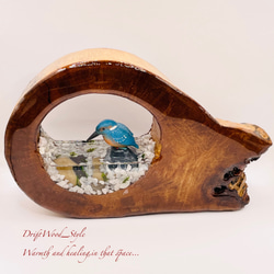 一つ限りの流木アート 水辺のカワセミ ジオラマ 流木 フィギュア 置物 動物 鳥 インテリア レジン 水辺 N20 2枚目の画像