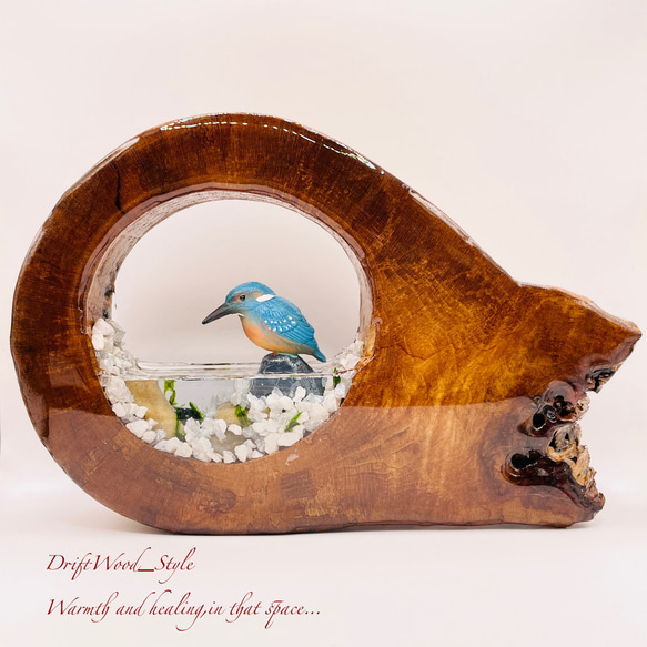 一つ限りの流木アート 水辺のカワセミ ジオラマ 流木 フィギュア 置物 動物 鳥 インテリア レジン 水辺 N20 1枚目の画像