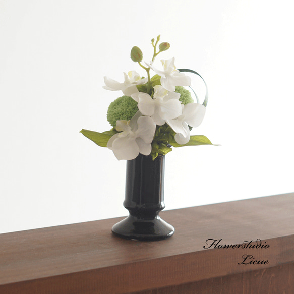 【仏花】胡蝶蘭ミディとグリーンマムの仏花、Sサイズ（花器に固定したタイプです） 1枚目の画像