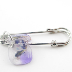 ハラハラと舞うクォーツの花は、少し可憐であるけれど、心強くもあります♪<カブトピンブローチ>SB997 3枚目の画像