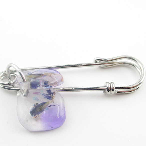 ハラハラと舞うクォーツの花は、少し可憐であるけれど、心強くもあります♪<カブトピンブローチ>SB997 3枚目の画像