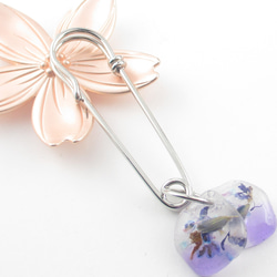 ハラハラと舞うクォーツの花は、少し可憐であるけれど、心強くもあります♪<カブトピンブローチ>SB997 1枚目の画像