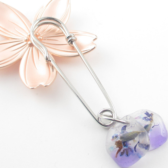 ハラハラと舞うクォーツの花は、少し可憐であるけれど、心強くもあります♪<カブトピンブローチ>SB997 1枚目の画像