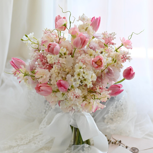 造花 ブーケ 白いチューリップとランの花束【ブートニア付き】 造花 ブーケ 白いチューリップとランの花束【ブートニア付き