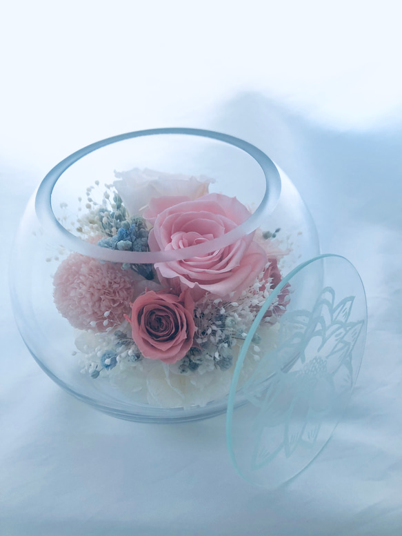 プリザーブドフラワー/丸いガラスポットの薔薇と菊アレンジ/蓮の花模様の蓋 8枚目の画像