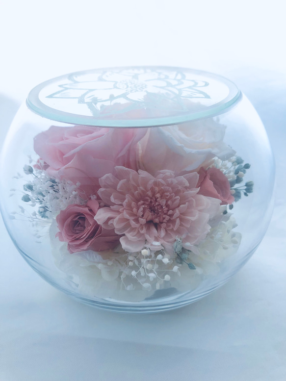プリザーブドフラワー/丸いガラスポットの薔薇と菊アレンジ/蓮の花模様の蓋 5枚目の画像