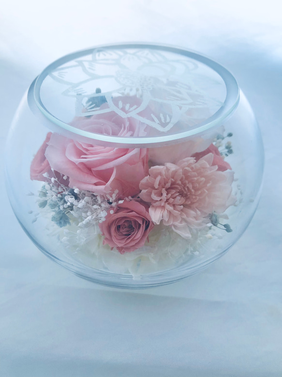 プリザーブドフラワー/丸いガラスポットの薔薇と菊アレンジ/蓮の花模様の蓋 1枚目の画像