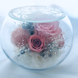 プリザーブドフラワー/丸いガラスポットの薔薇と菊アレンジ/蓮の花模様の蓋 7枚目の画像