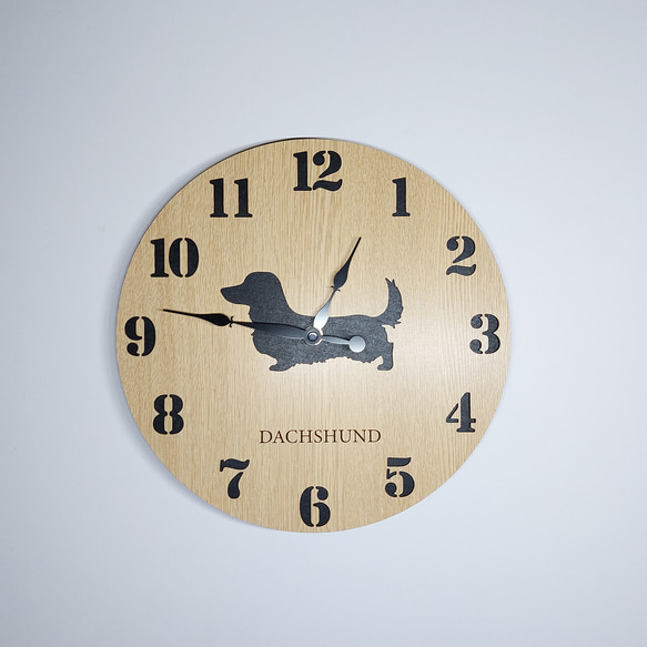 【名入れ・文字入れ無料】 ダックスフンド 壁掛け丸時計 ベージュ木目 静音時計 1枚目の画像