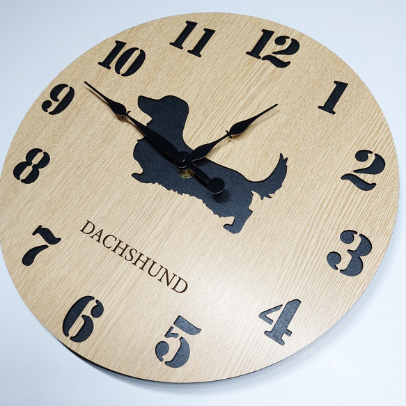 【名入れ・文字入れ無料】 ダックスフンド 壁掛け丸時計 ベージュ木目 静音時計 3枚目の画像