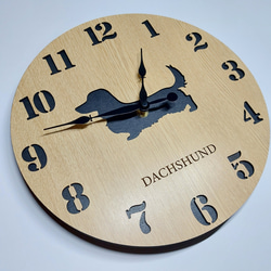 【名入れ・文字入れ無料】 ダックスフンド 壁掛け丸時計 ベージュ木目 静音時計 2枚目の画像